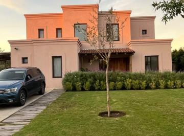 Casa · 240m² · 5 Ambientes · 6 Cocheras · Casa en Barbarita Desde El 27 de Diciembre Al 31 de Enero