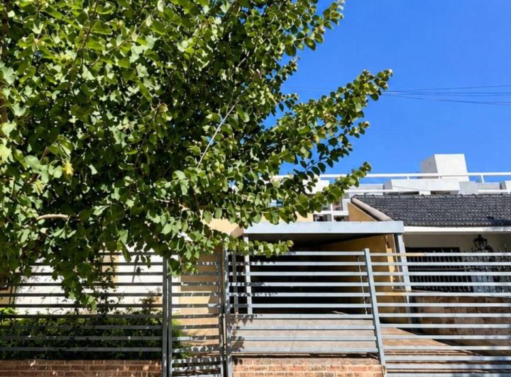 Casa · 168m² · 8 Ambientes · 2 Cocheras