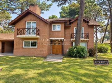 Casa · 383m² · 6 Ambientes · 1 Cochera · Casa Tipo Chalet en Venta 6 Ambientes en Pinamar