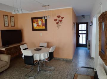 Casa · 106m² · 4 Ambientes · 1 Cochera · Se Vende Casa 2d. en Planta Baja y Dpto 1d. en Planta Alta.