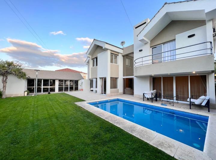 Casa · 380m² · 4 Ambientes · 2 Cocheras