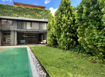 Casa · 190m² · 4 Ambientes · 2 Cocheras · Casa de 3 Dorm. con Piscina, Patio, Parrillero y Cochera Doble, Echesortu.