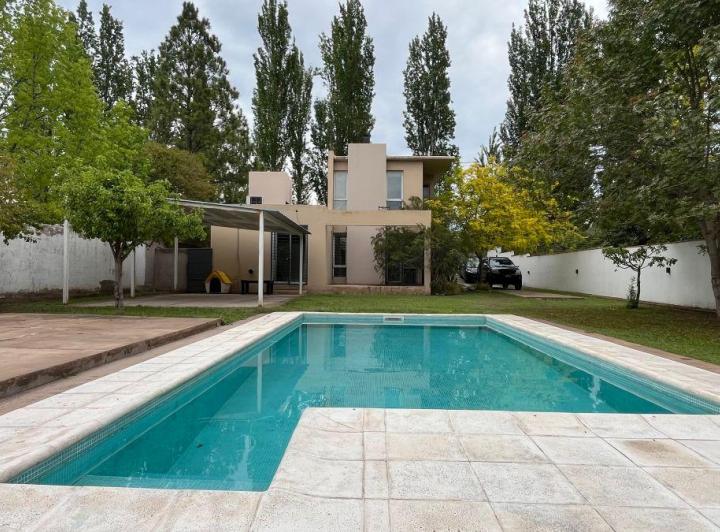 Casa · 145m² · 4 Ambientes · 2 Cocheras