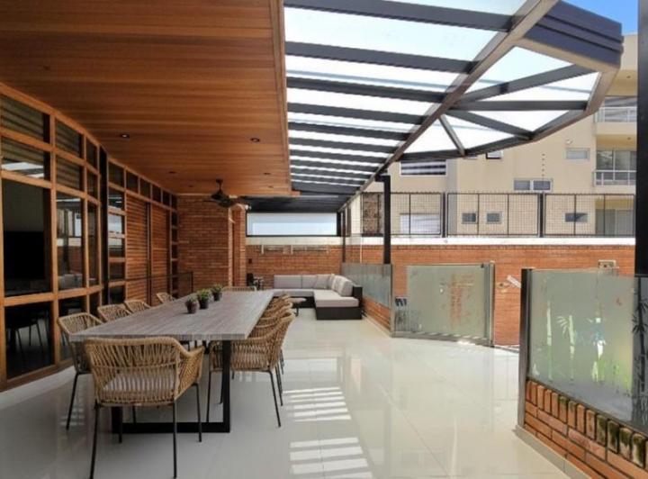 Casa · 905m² · 6 Ambientes · 8 Cocheras