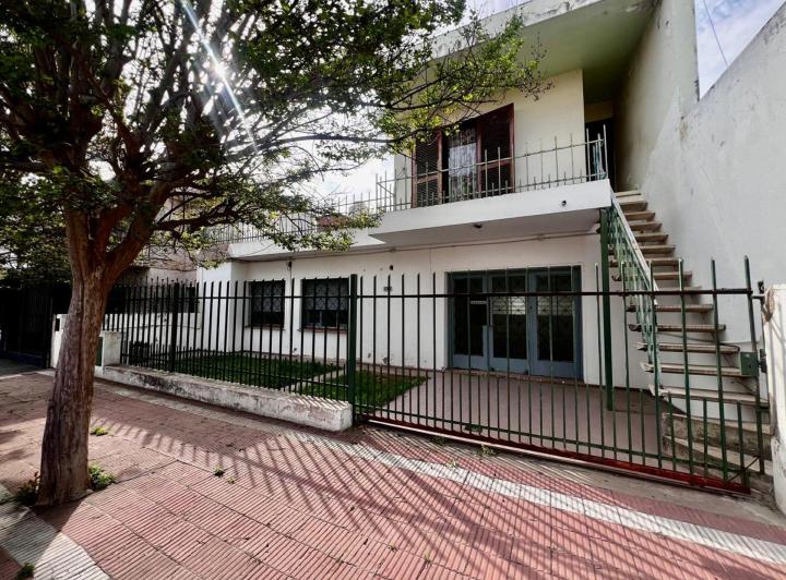 Casa · 213m² · 6 Ambientes · 2 Cocheras