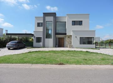 Casa · 210m² · 5 Ambientes · 2 Cocheras · Casa Venta en Haras Santa Maria Escobar