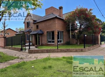 Casa · 255m² · 6 Ambientes · 2 Cocheras · Casa en Fisherton