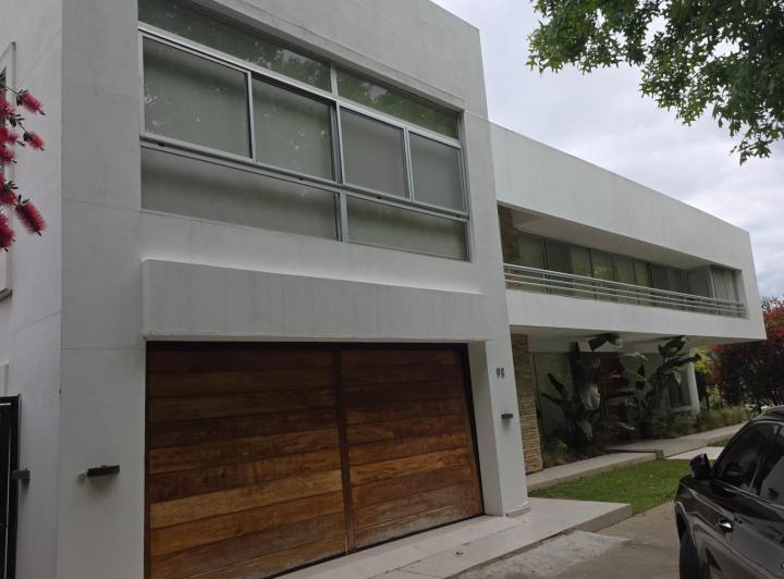 Casa · 550m² · 10 Ambientes · 4 Cocheras