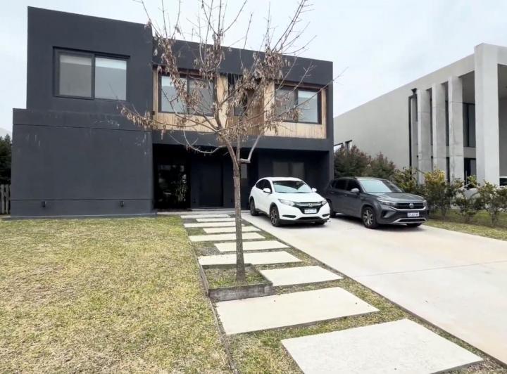 Casa · 219m² · 6 Ambientes