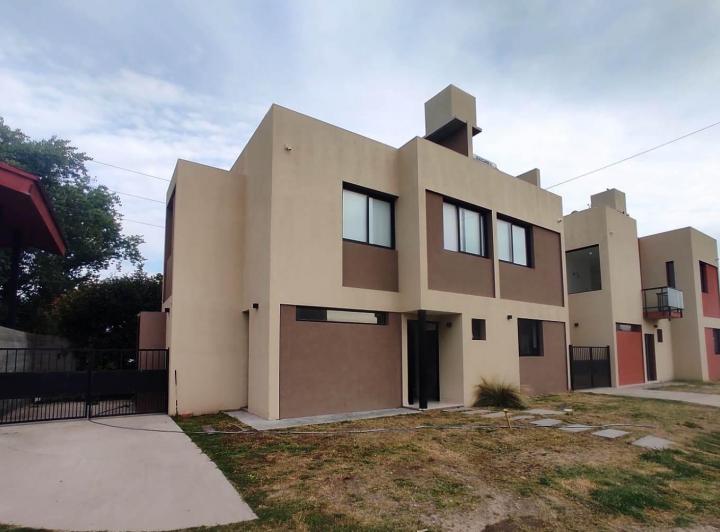 Casa · 110m² · 4 Ambientes · 2 Cocheras