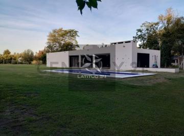 Quinta vacacional · 165m² · 5 Ambientes · 6 Cocheras · Casa Quinta en Venta de 4 Dorm., Pileta, Sobre Lote de 3862 m²