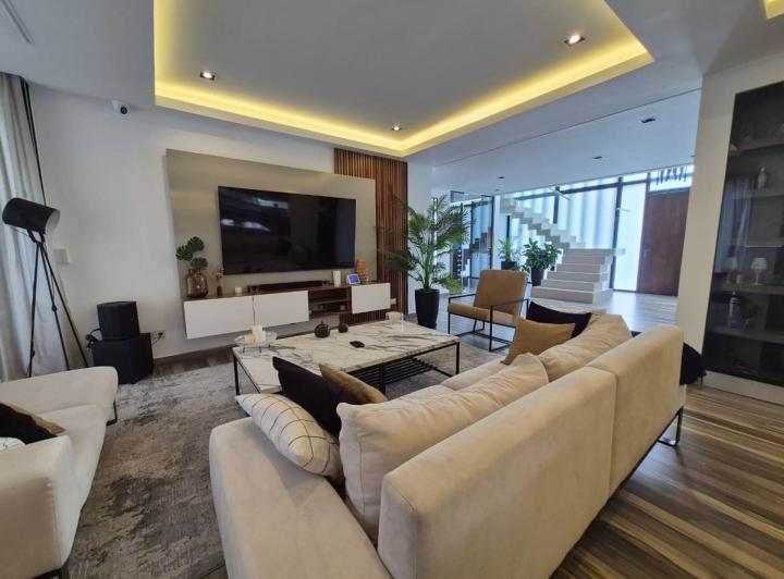 Casa · 300m² · 6 Ambientes · 2 Cocheras