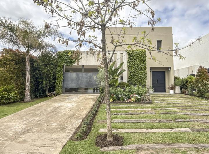 Casa · 152m² · 5 Ambientes · 2 Cocheras