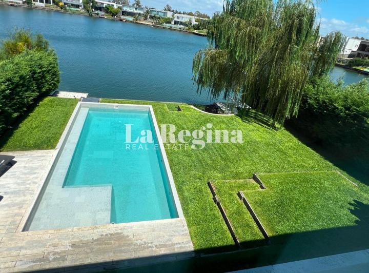 Casa · 245m² · 4 Ambientes · 4 Cocheras