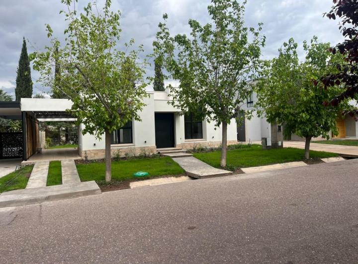 Casa · 168m² · 5 Ambientes · 2 Cocheras