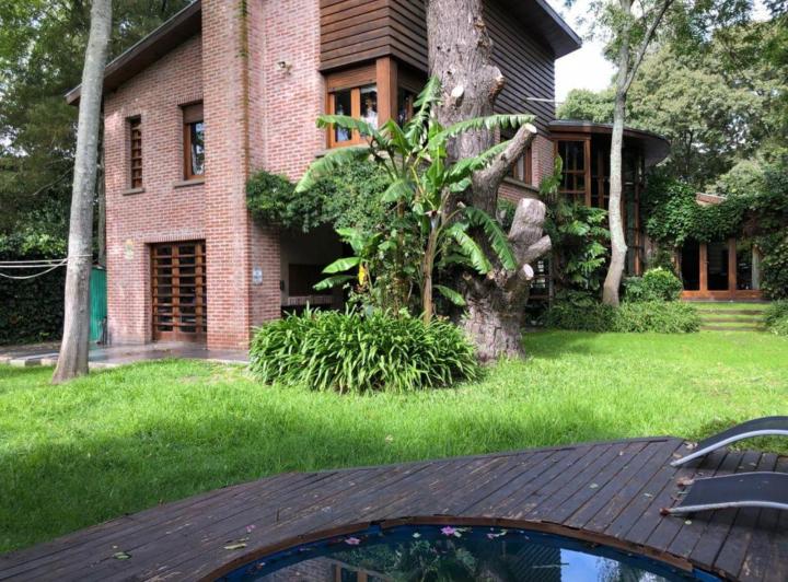 Casa · 330m² · 5 Ambientes · 4 Cocheras