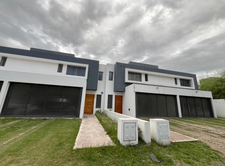 Casa · 200m² · 5 Ambientes · 2 Cocheras