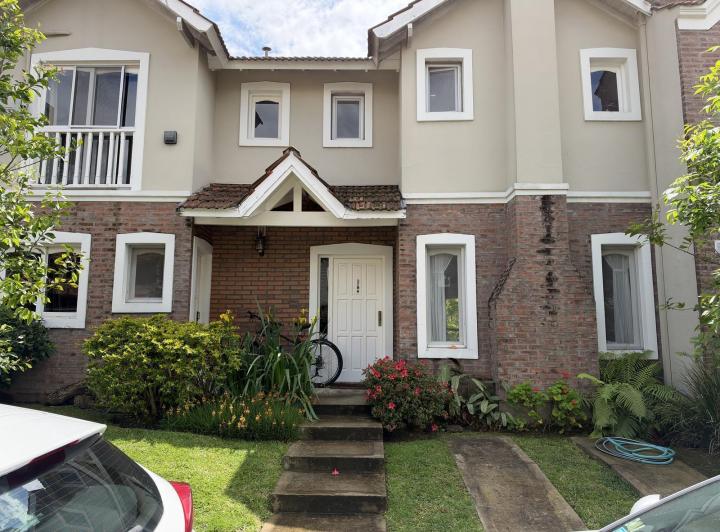 Casa · 190m² · 5 Ambientes · 2 Cocheras