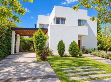 Casa de 4 ambientes, Tigre · Venta Casa de 3 Dorm. con Jardín y Pileta en Los Alisos. Nordelta
