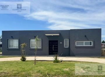 Casa · 131m² · 4 Ambientes · 2 Cocheras · Casa 4 Ambientes con Pileta Parrilla Galeria en Barrio Privado El Ensueño