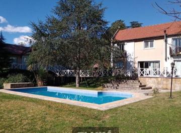 Casa · 16000000ha · 4 Ambientes · 1 Cochera · Imponente Chalet 4 Ambientes con Pileta y Quincho en Lote de 1600 m²