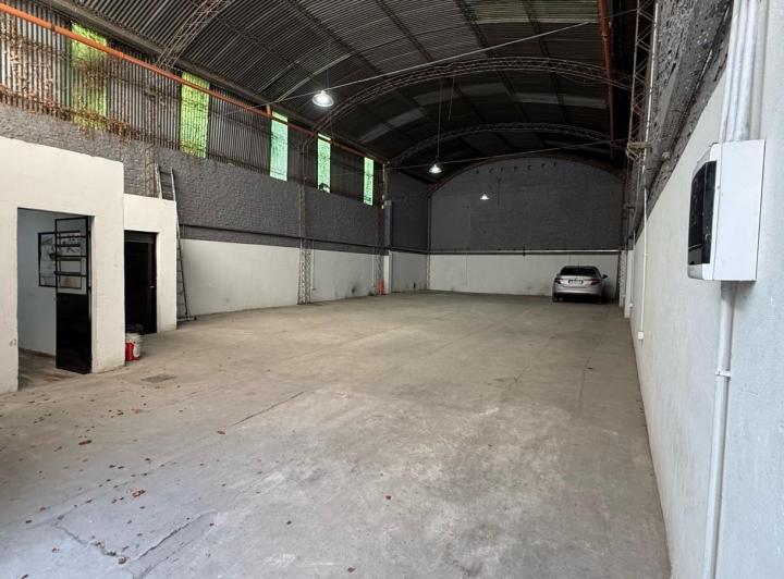 Bodega-Galpón · 220m² · 2 Ambientes