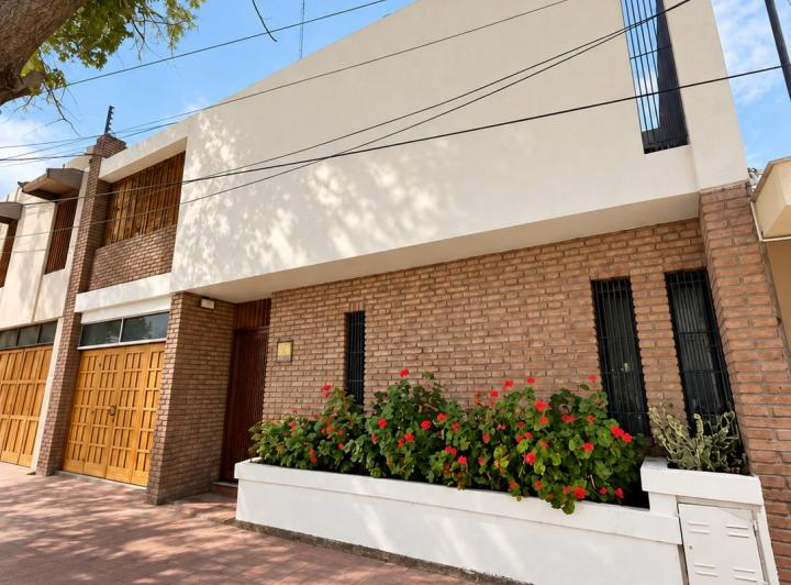 Casa · 317m² · 9 Ambientes · 2 Cocheras
