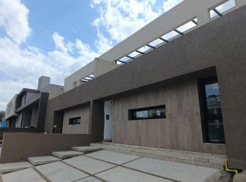Casa · 93m² · 5 Ambientes · 2 Cocheras · Duplex en Venta 2 Dorm - 2 Baños en Costas de Manantiales - Todo en Pb