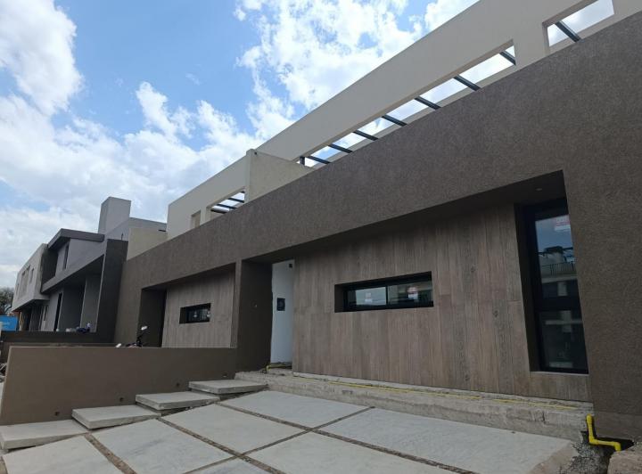 Casa · 93m² · 5 Ambientes · 2 Cocheras