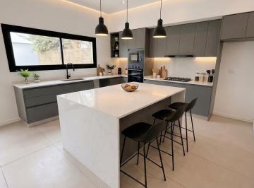 Casa · 130m² · 4 Ambientes · 2 Cocheras · Casa en Venta La Plata