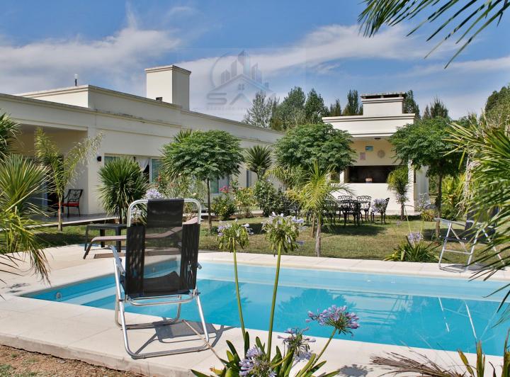 Casa · 323m² · 5 Ambientes · 2 Cocheras