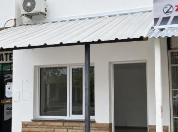 Local comercial · 105m² · 5 Ambientes · 8 Cocheras · En Alquiler | Local Comercial Oficinas | Casco Viejo | Centenario