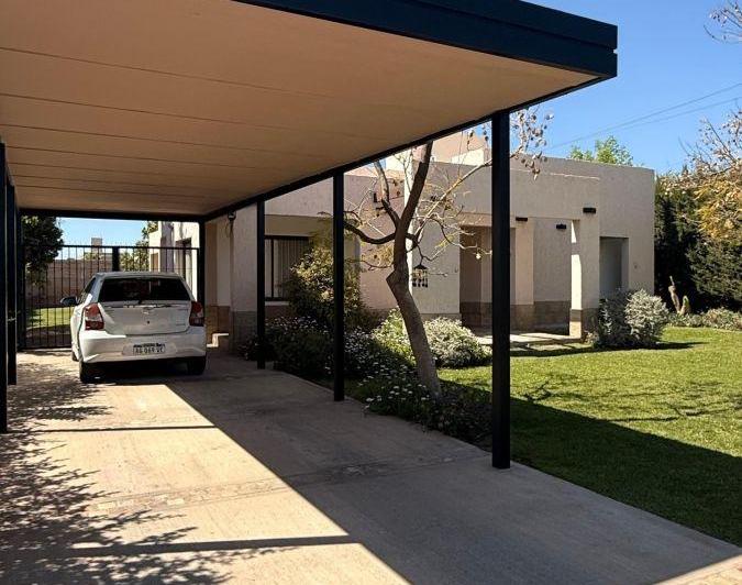 Casa · 218m² · 5 Ambientes · 2 Cocheras