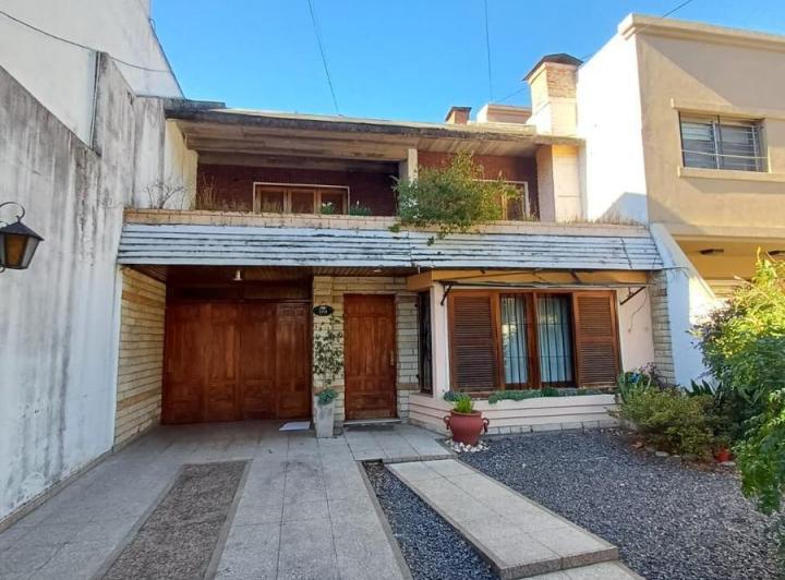Casa · 240m² · 5 Ambientes · 2 Cocheras
