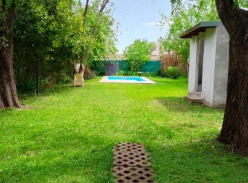 Casa · 80m² · 4 Ambientes · 2 Cocheras · Alquiler de Casa de 2 Dormitorio en Funes