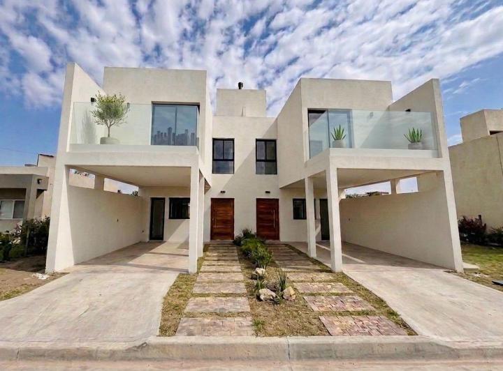 Casa · 124m² · 4 Ambientes · 2 Cocheras