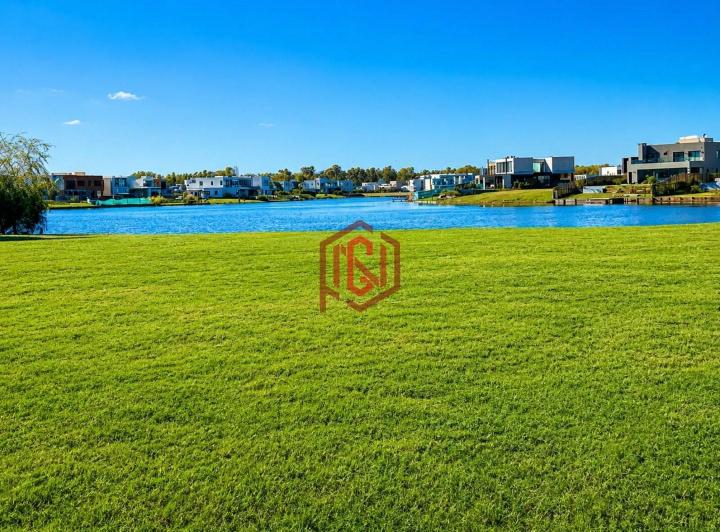 Casa · 250m² · 5 Ambientes · 1 Cochera