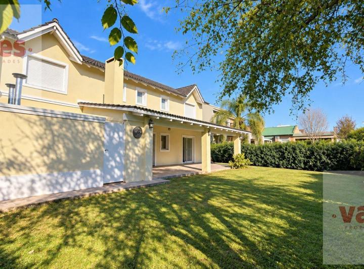 Casa · 320m² · 6 Ambientes · 2 Cocheras
