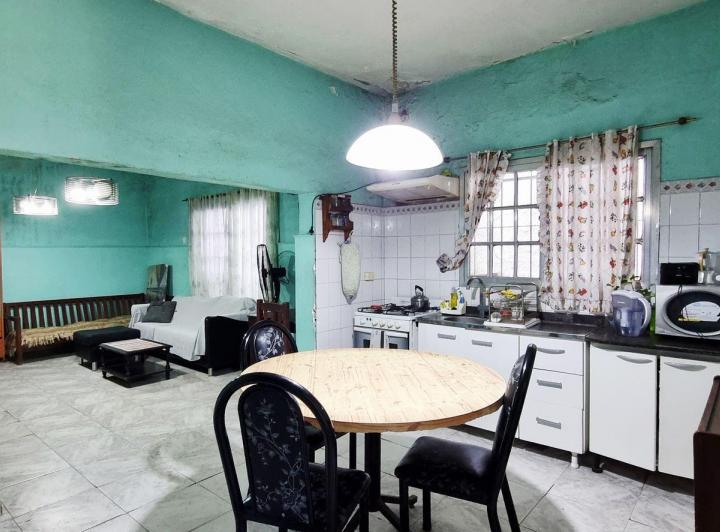 Casa · 222m² · 6 Ambientes · 2 Cocheras