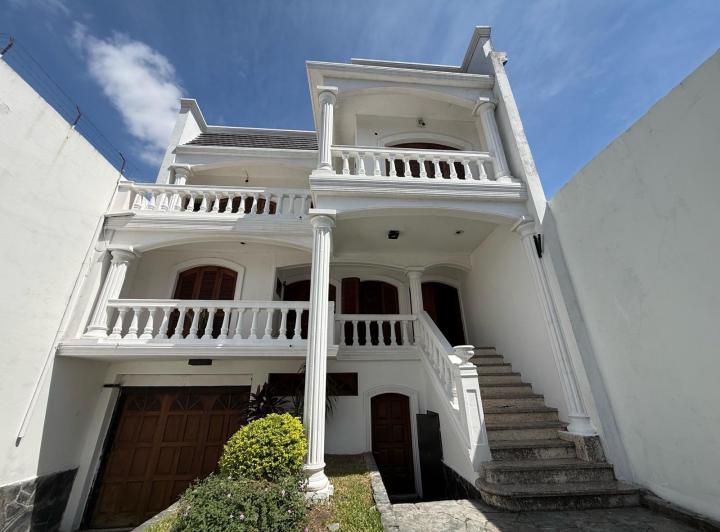 Casa · 400m² · 6 Ambientes · 1 Cochera