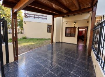 Casa · 130m² · 3 Ambientes · 1 Cochera · Venta Casa 2 Dorm. Patio y Cochera Ayacucho