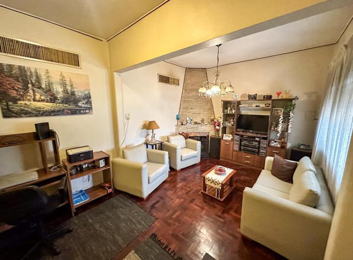 Casa · 234m² · 6 Ambientes · 1 Cochera