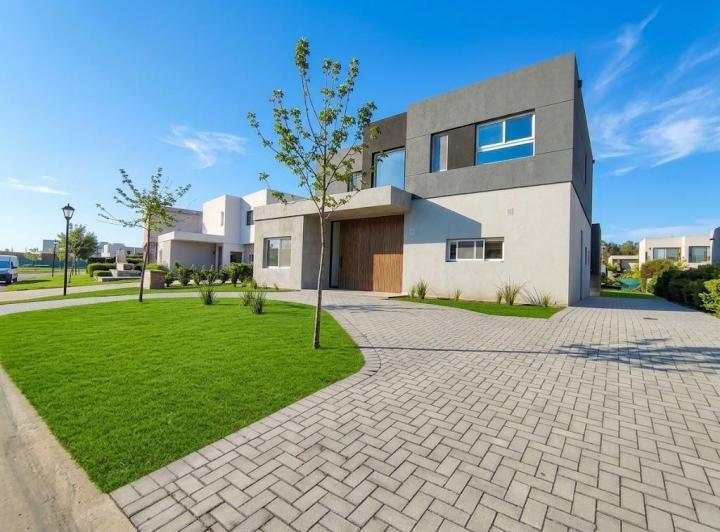 Casa · 207m² · 5 Ambientes · 4 Cocheras