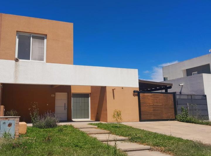 Casa · 90m² · 3 Ambientes · 3 Cocheras