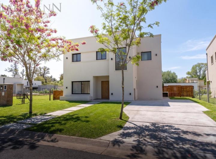 Casa · 146m² · 6 Ambientes · 2 Cocheras
