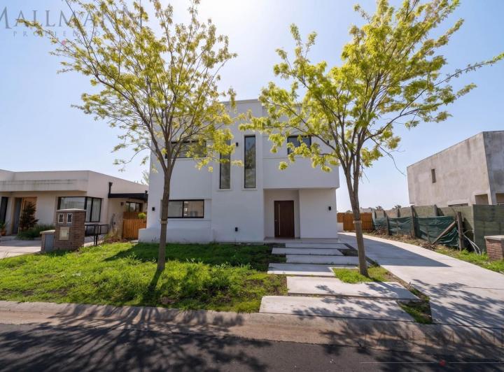 Casa · 146m² · 6 Ambientes · 2 Cocheras