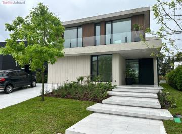 Casa · 335m² · 7 Ambientes · 4 Cocheras · Casa Funcional y Moderna a Estrenar en Carpinchos, Nordelta