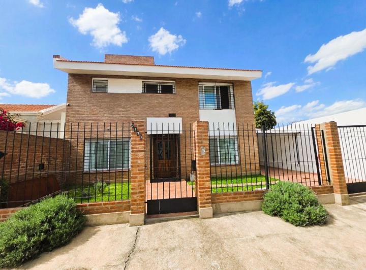 Casa · 248m² · 9 Ambientes · 2 Cocheras