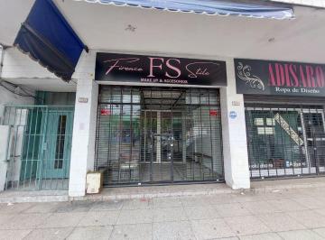 Local comercial , Flores · Local Sobre Av Comercial!