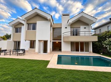 Casa · 400m² · 9 Ambientes · 2 Cocheras · Casa en Dalvian